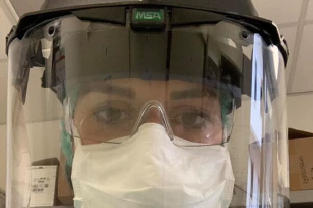 Infermiera difende la sua categoria: "Passare da eroi a stronzi di turno è un attimo" 18