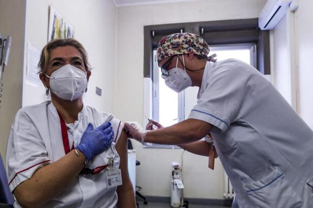 Vaccino Covid, i medici raccontano gli effetti collaterali dopo la seconda dose 21