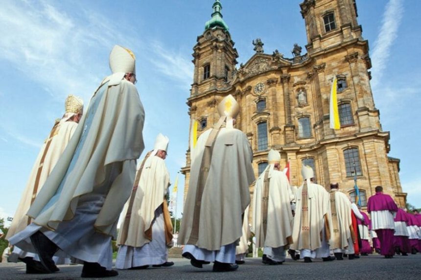 Coming out di 100 persone nella chiesa cattolica tedesca: rischiano il licenziamento 1