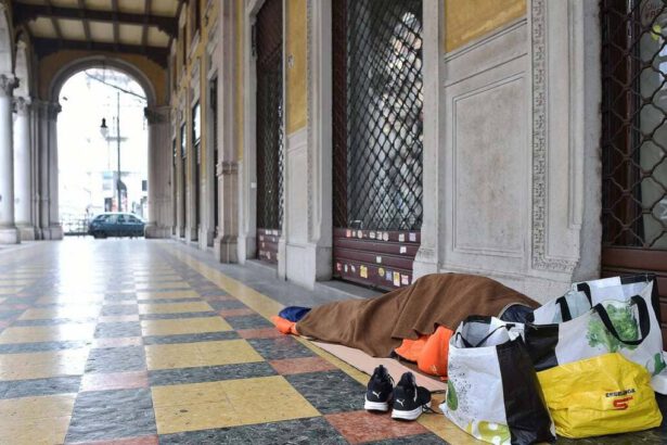 Clochard trovato morto nel dehors di un bar: era senza casa dopo aver perso il lavoro 18