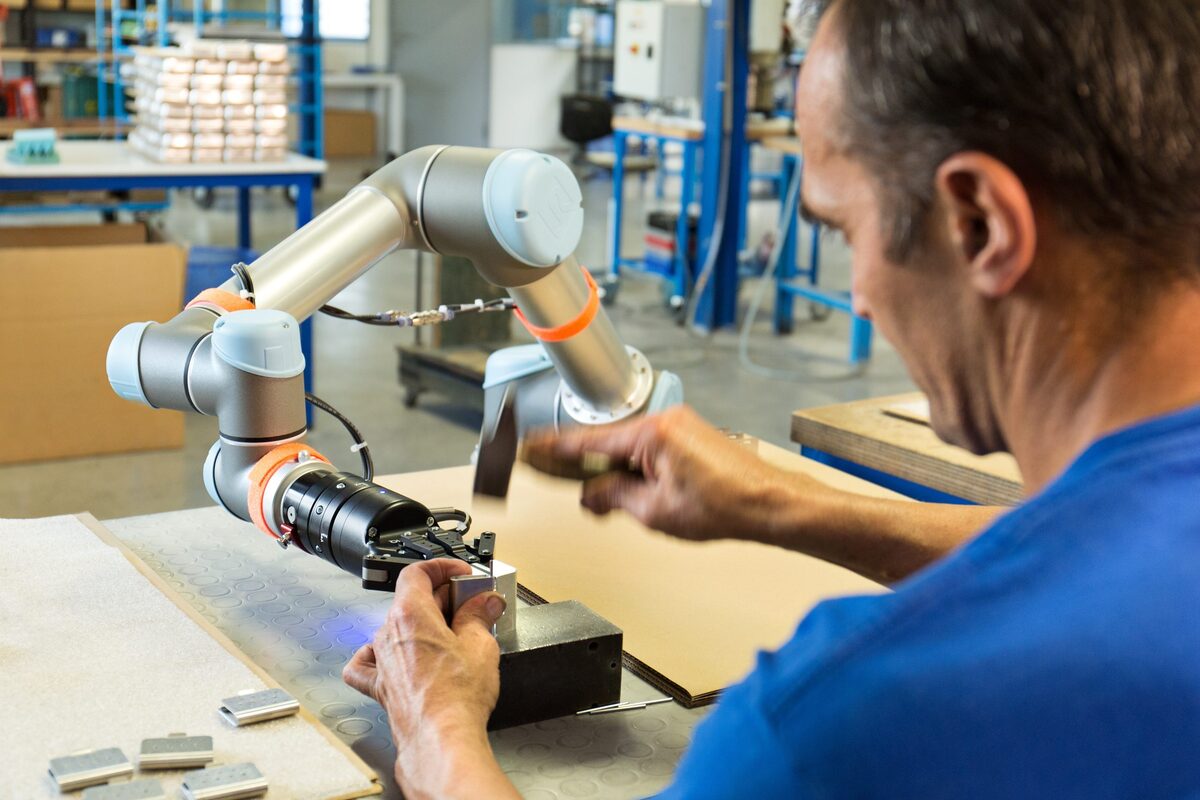 Il futuro dell'industria è nei cobot, i robot collaborativi che aiutano l'essere umano 23