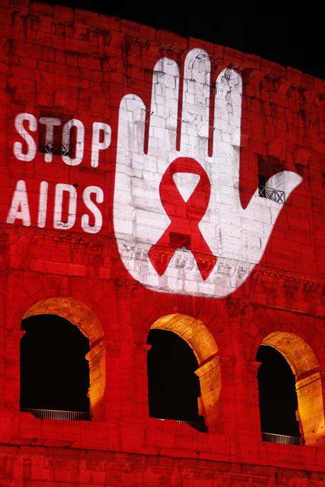 Un Colosseo rosso vermiglio, Roma si batte contro Aids 3