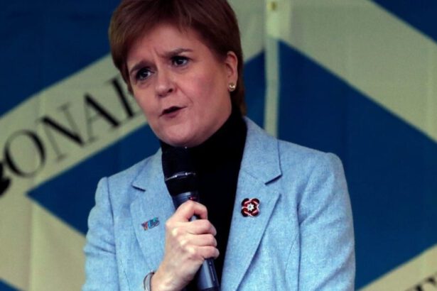 Regno Unito, 58mila contagi in un giorno. La premier scozzese: “Omicron è uno tsunami” 5