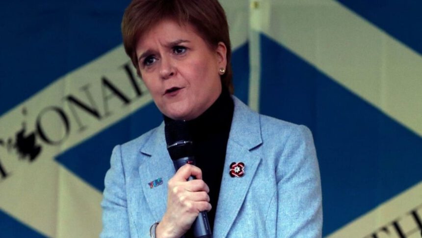 Regno Unito, 58mila contagi in un giorno. La premier scozzese: “Omicron è uno tsunami” 1