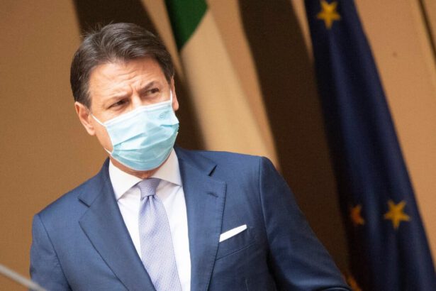 Conte agli italiani: “Le misure sono dure, ma il decreto garantisce soldi certi e rapidi” 11