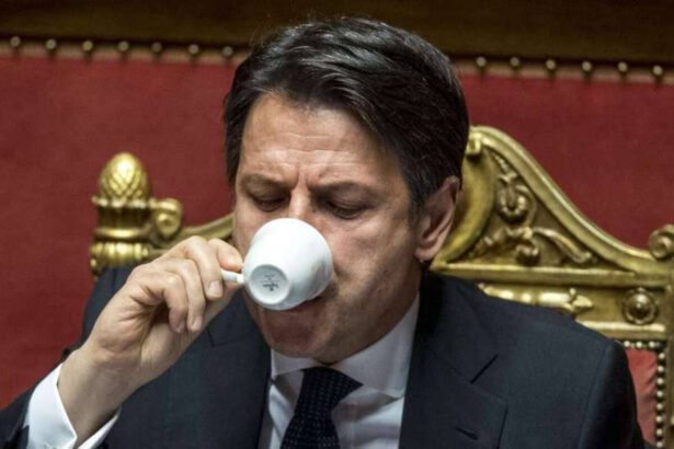 Conte ai giornalisti: "Mi lasciate libero di prendere un caffè, senza seguirmi?" 15