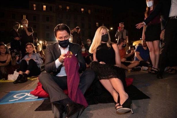 Cinema America, a sorpresa arriva Conte: si siede a terra con la compagna Olivia 17