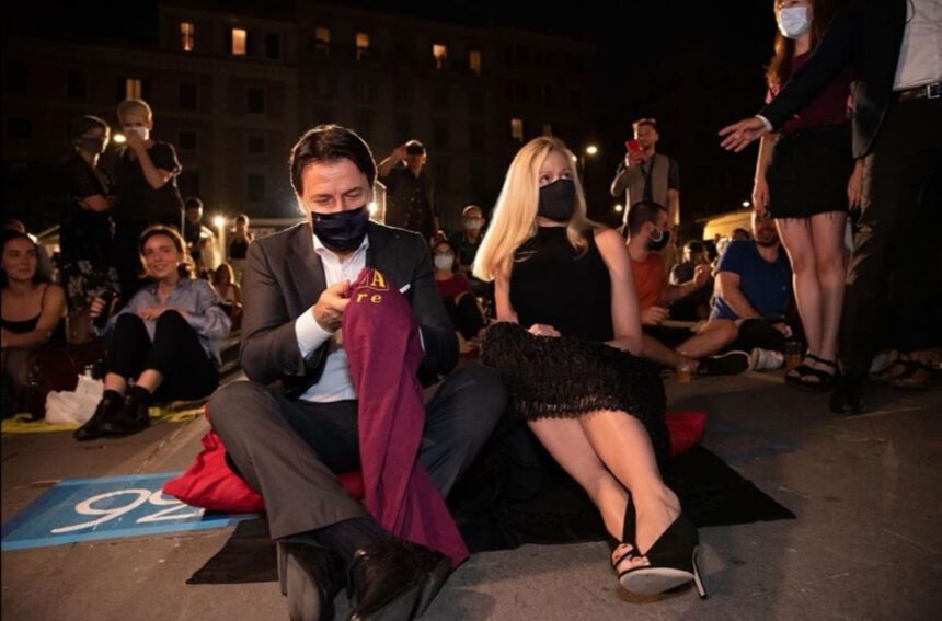 Cinema America, a sorpresa arriva Conte: si siede a terra con la compagna Olivia 2 Cinema America, a sorpresa arriva Conte: si siede a terra con la compagna Olivia 1