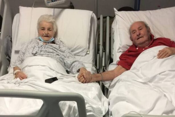 Coppia di novantenni guarisce dal Covid: mano nella mano nel letto d'ospedale 7