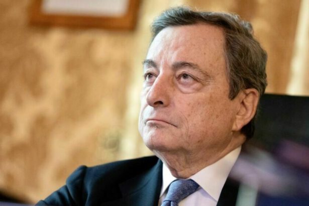 Draghi cede sul coprifuoco: il 17 maggio sarà prolungato alle 23, eliminato entro l'estate 22