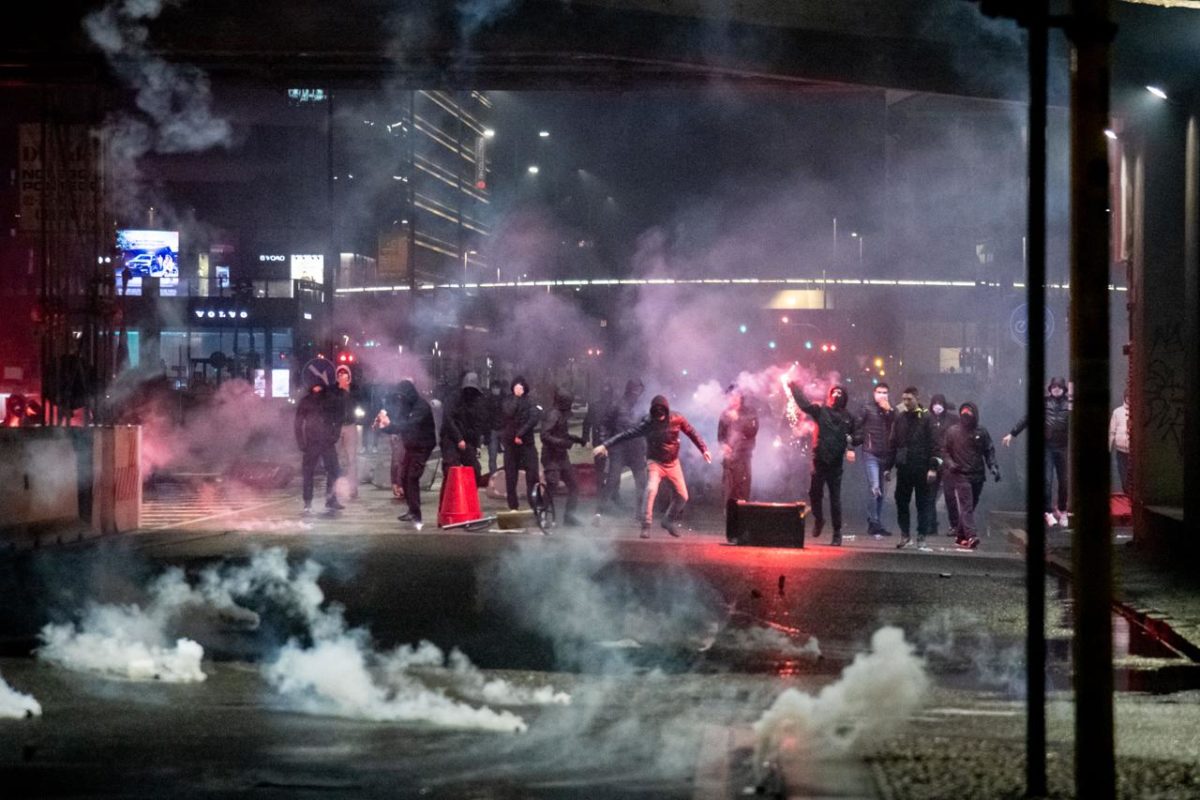 Mini lockdown, proteste e scontri in tutta Italia: Napoli, Milano e Torino sotto assedio 19
