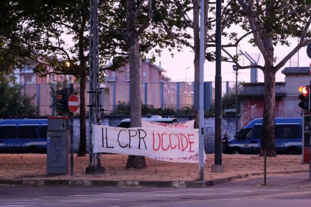 Migrante si è impiccato a 23 anni, l'avvocato: "Non riusciva a capire perché fosse stato privato della libertà" 19