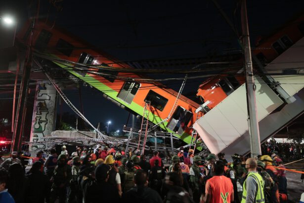 Città del Messico, crolla ponte al passaggio della metropolitana: almeno 23 morti e 70 feriti 11