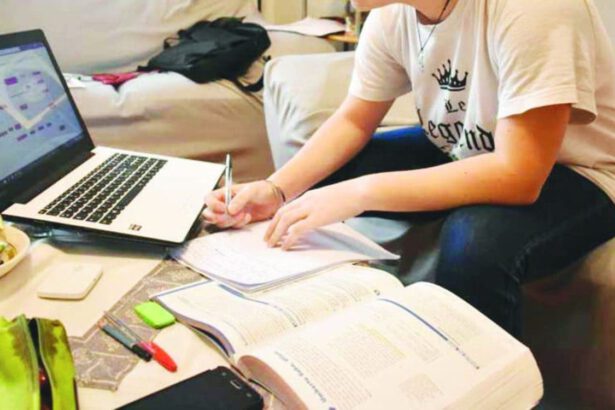 Scuola, le nuove regole: Dad e quarantena per medie e superiori con 4 casi 6