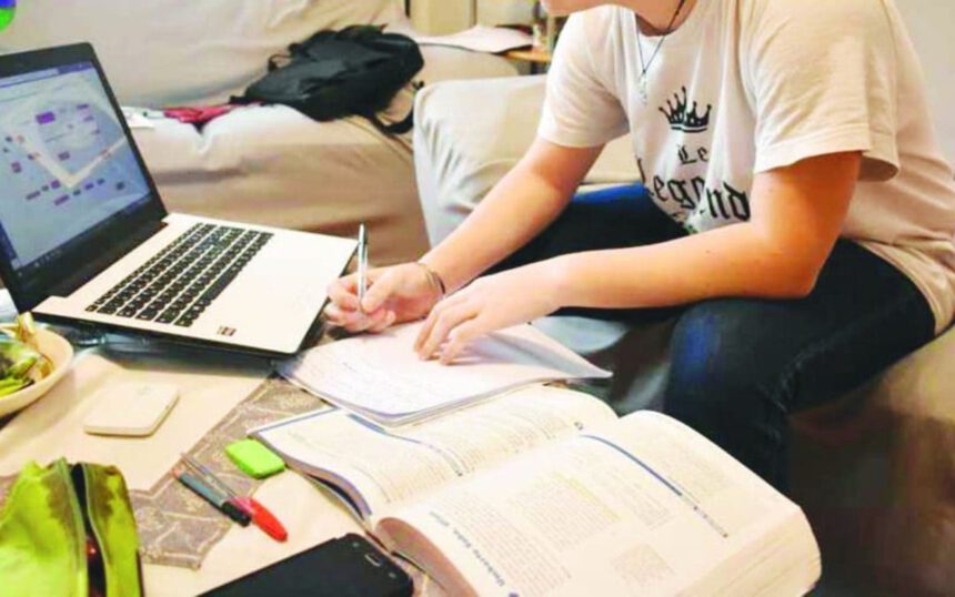 Scuola, le nuove regole: Dad e quarantena per medie e superiori con 4 casi 1