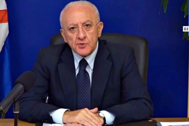 Campania in lockdown, De Luca: "Basta, chiudo tutto per un mese" 15
