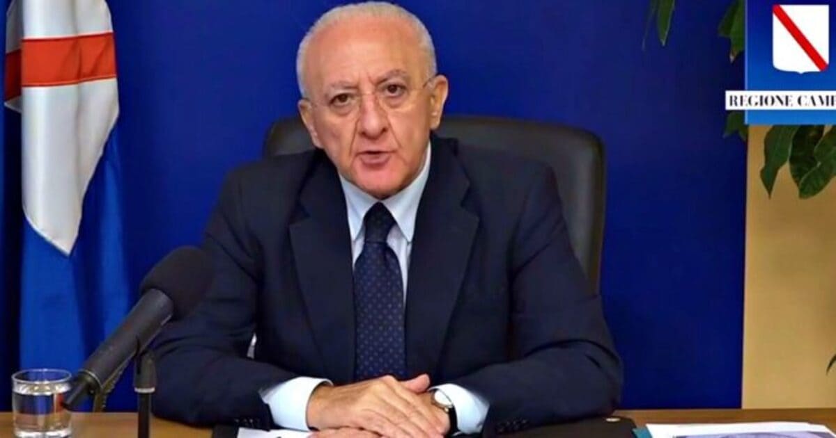 Campania in lockdown, De Luca: "Basta, chiudo tutto per un mese" 15