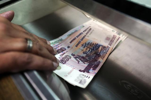 Default in Russia, perché sarebbe peggio del 1998? Oggi si rischia la crisi globale 3 Default in Russia: quando nel 1998 i cittadini buttavano via le banconote