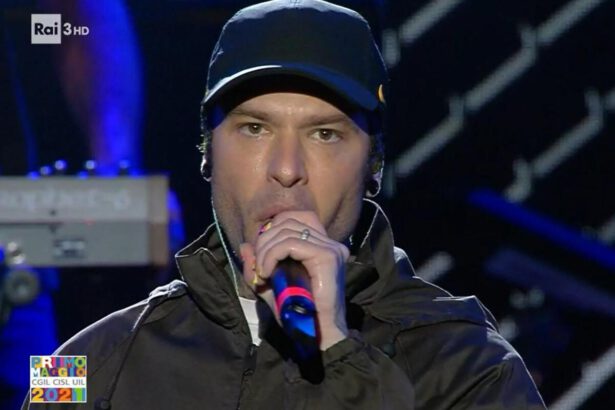 Il discorso di Fedez sul palco dell'1 maggio diventa un caso politico, ma la Rai smentisce: "Telefonata tagliata" 14