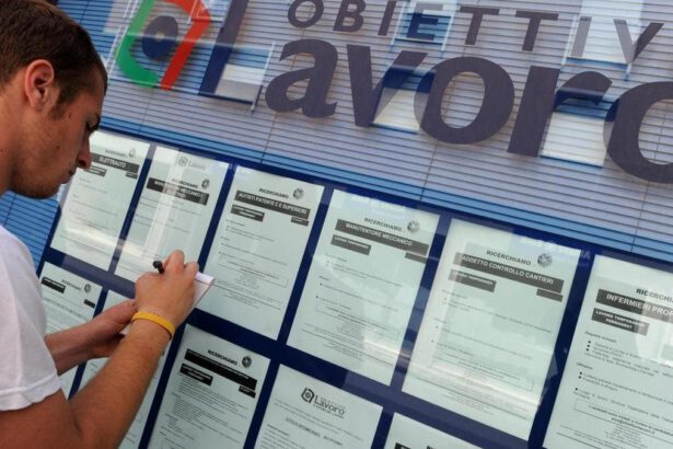 Cresce disoccupazione giovanile in Italia, ecco perché è importante avere un buon curriculum 7