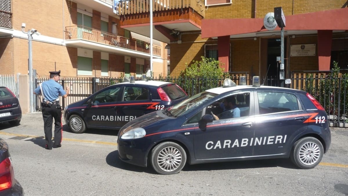 Ladispoli, donna muore da tre giorni: il marito invalido non riesce a chiamare i soccorsi 17