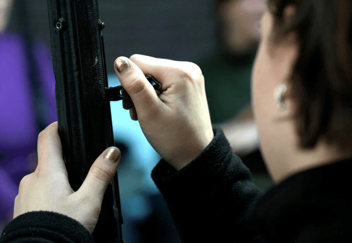 Mosca spaventa i Paesi baltici, le donne estoni si addestrano per la guerra: "Ci faremo trovare pronte" 1