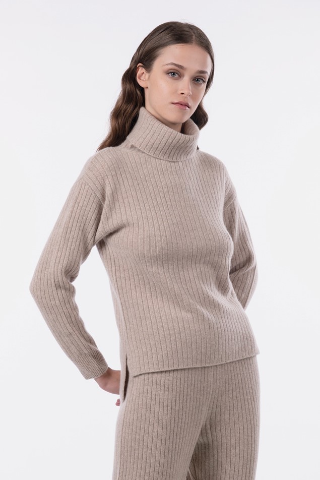 Maglie cashmere a collo alto: a chi stanno bene e le selezioni migliori 10