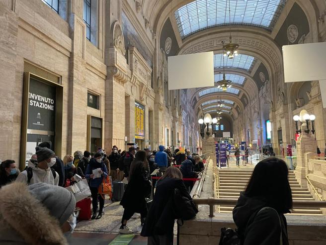 Milano, esodo di Capodanno: lunghe code, ma rigidi i controlli in stazione 3