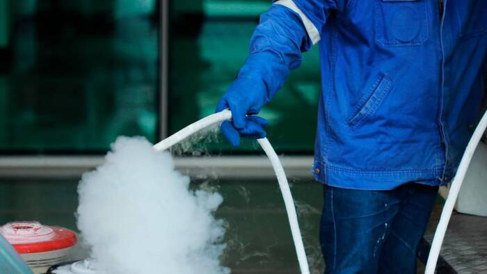 Due operai morti congelati: si sarebbe sganciato il tubo usato per il rifornimento di azoto liquido