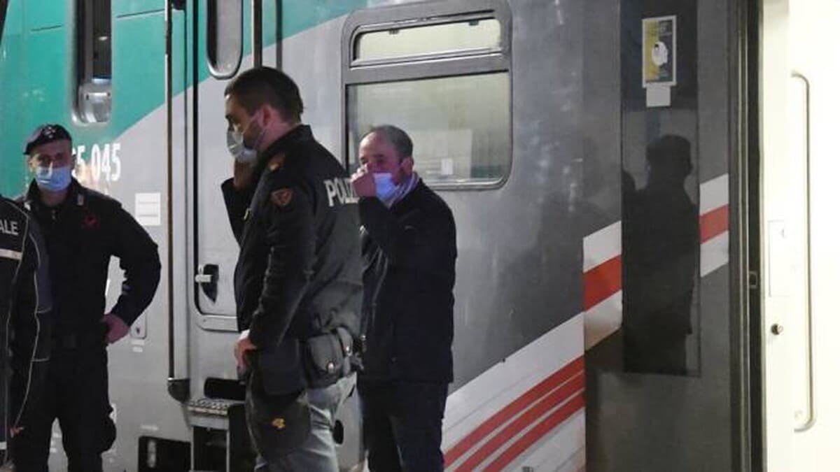 Due violenze sessuali, prima sulla linea Milano-Varese e poi in una stazione: arrestati due uomini 17