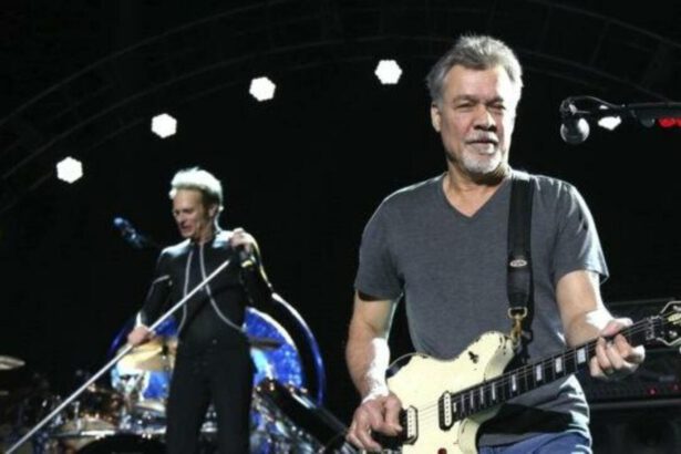 Addio a Eddie van Halen, storico chitarrista del brano Jump. Aveva 65 anni 12