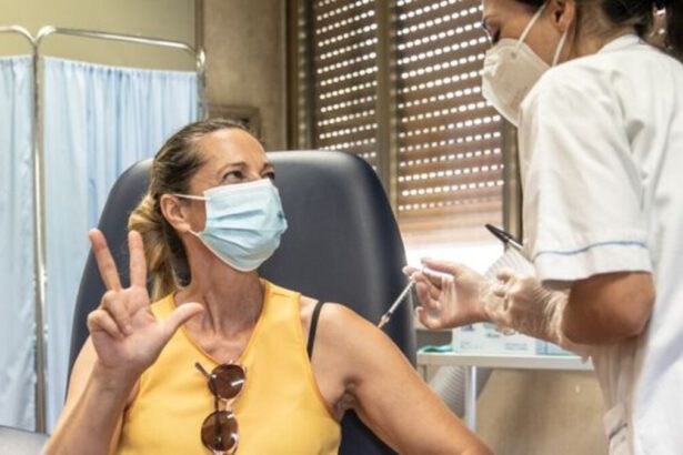 Effetti collaterali terza dose: chi li accusa di più e differenze con le prime due 12