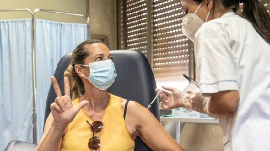 Effetti collaterali terza dose: chi li accusa di più e differenze con le prime due 1