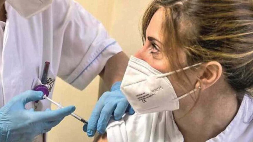 Gli effetti lunga durata del vaccino Covid: studio su 10.000 persone 1