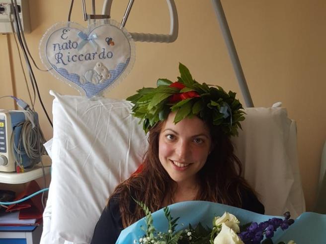 Partorisce e dopo dieci ore si laurea: "Ho pensato al mio bambino e ho preso 110 e Lode" 2 Partorisce e dopo dieci ore si laurea: "Ho pensato al mio bambino e ho preso 110 e Lode" 1