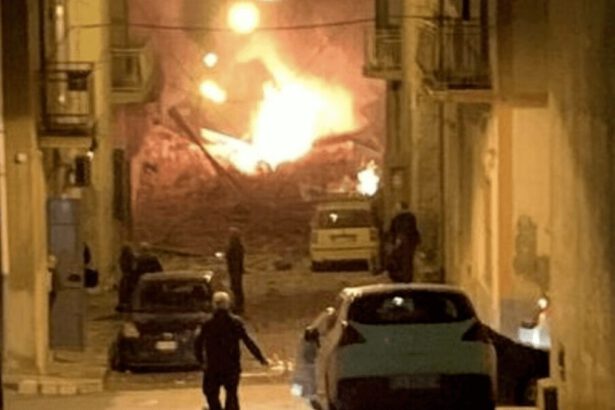 Agrigento, esplode bombola di gas e crolla una palazzina di 4 piani: si cercano persone sotto le macerie 8