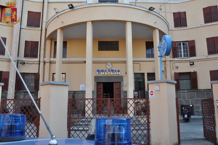 Roma, bidello 62enne abusa di una studentessa minorenne tra le mura scolastiche 4 Bidello 62enne abusa di una studentessa minorenne: l'uomo adesso è agli arresti domiciliari