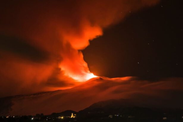 Etna, la spettacolare eruzione del vulcano nella notte tra forti boati e colate di lava 14