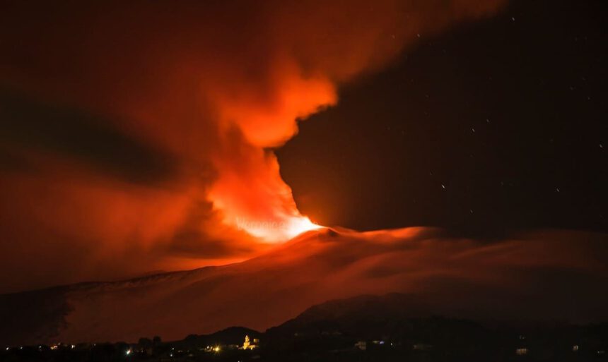 Etna, la spettacolare eruzione del vulcano nella notte tra forti boati e colate di lava 2 Etna, la spettacolare eruzione del vulcano nella notte tra forti boati e colate di lava 1
