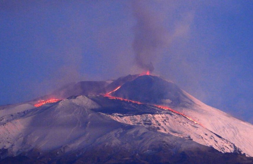 Etna, nuova spettacolare eruzione per Sua Maestà ‘a Muntagna 1