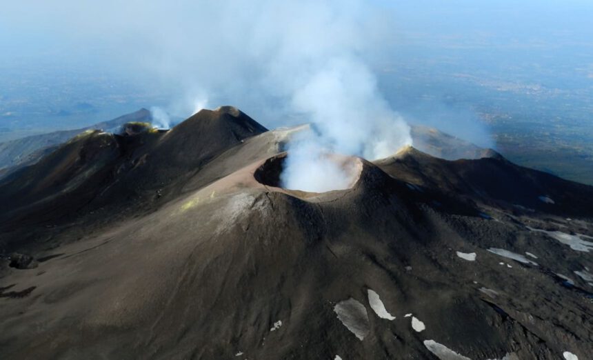 Etna, nuova eruzione: attività in corso e fontane di lava dal cratere di Sud-Est 2 Etna, nuova eruzione: attività in corso e fontane di lava dal cratere di Sud-Est 1