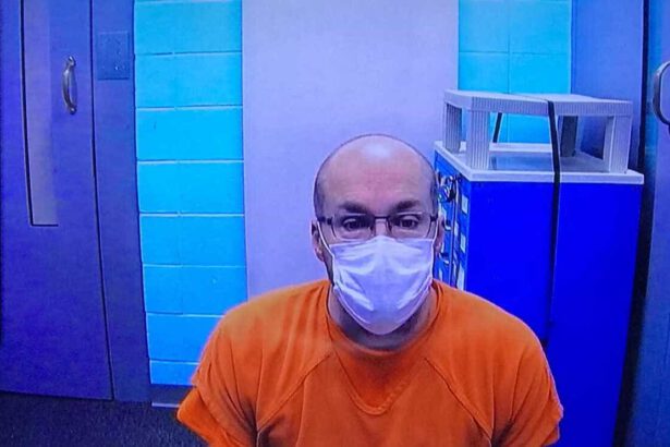 Farmacista negazionista distrugge 500 dosi di vaccino: “Il Covid è un’invenzione” 7