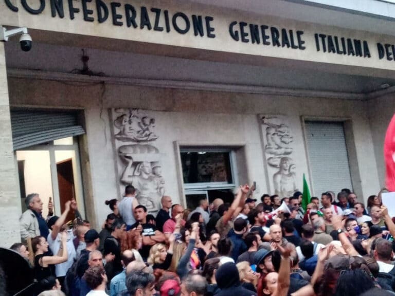 Movimento no green pass: si temono altri episodi violenti per le manifestazioni di venerdì e sabato 5 Movimento no green pass: si temono altri episodi violenti per le manifestazioni di venerdì e sabato 4