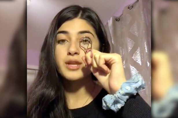 Finge tutorial di makeup per aggirare censura e parlare dei campi di concentramento 15