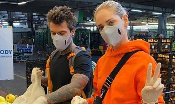 Chiara Ferragni e Fedez preparano buste per le famiglie italiane in difficoltà 69