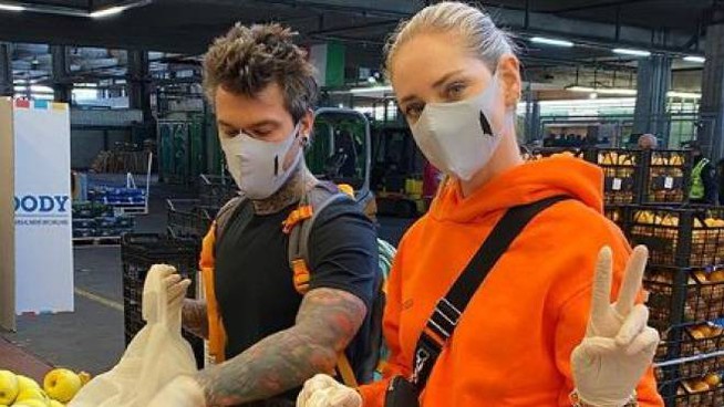 Chiara Ferragni e Fedez preparano buste per le famiglie italiane in difficoltà 1