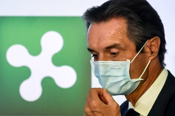 Fontana sul piano vaccini: "Dosi insufficienti e Regioni non autorizzate ad acquistare" 9