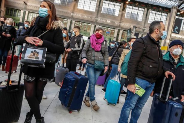 Francia, la svolta green di Macron: stop ai voli interni, per i viaggi brevi c'è il treno 5