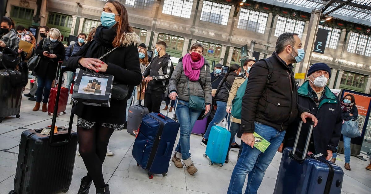 Francia, la svolta green di Macron: stop ai voli interni, per i viaggi brevi c'è il treno 17