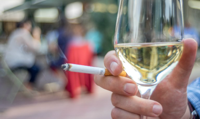 A Milano è ufficialmente vietato fumare all'aperto 1